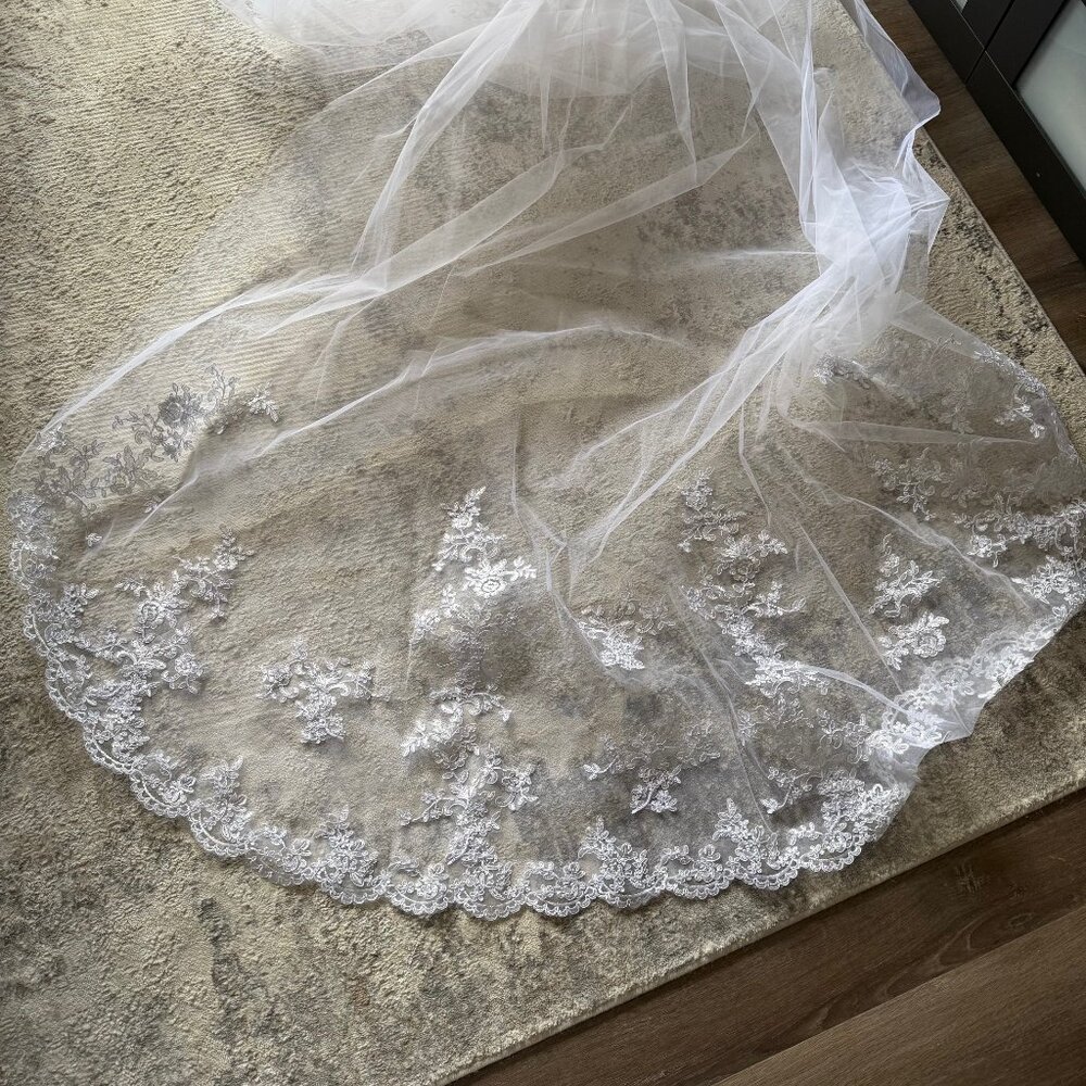 NWT UNUSED Azazie Alvina Cathedral Length Veil - Floral Lace detailing